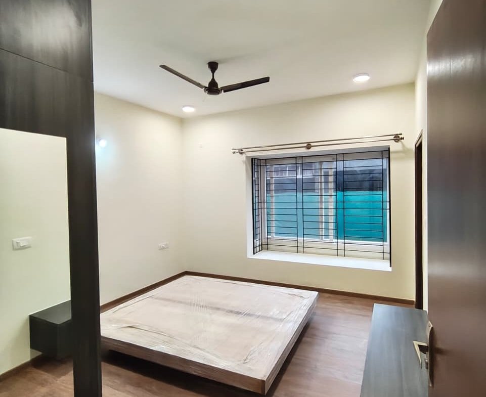 Bedroom with wardrobe in semi furnished villa Woodsvale Sarjapura