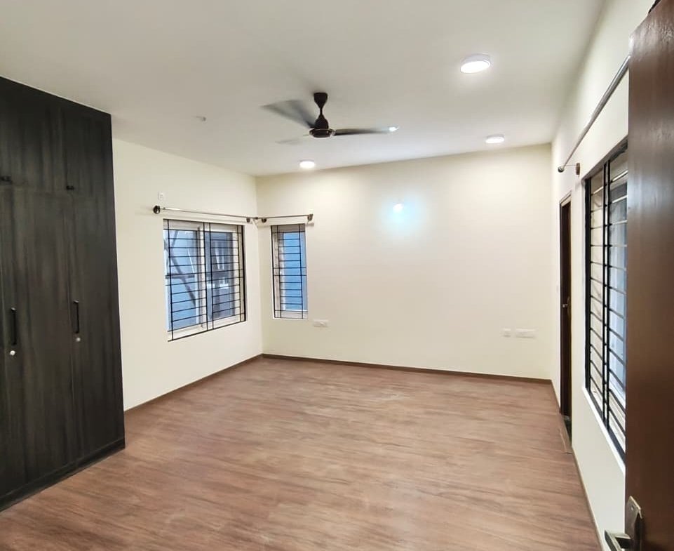 Bedroom with wardrobe in semi furnished villa Woodsvale Sarjapura