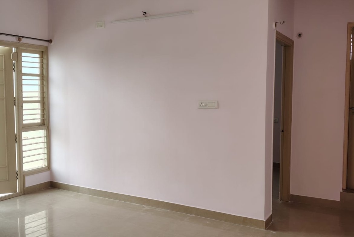 Spacious living room in 1BHK flat near Decathlon Bannerghatta Main Road with good ventilation