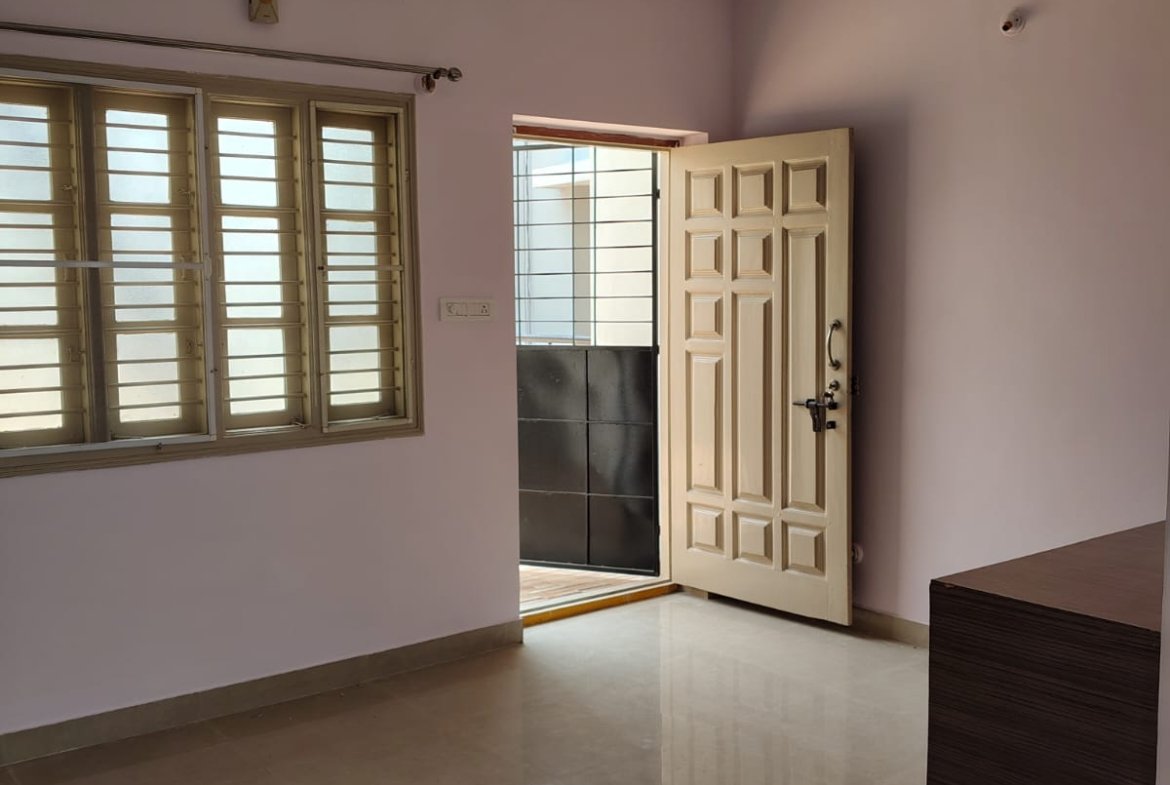 Spacious living room in 1BHK flat near Decathlon Bannerghatta Main Road with good ventilation